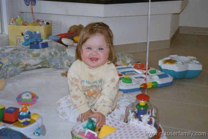 jenni_spielen mit vielen sch�nen Spielsachen